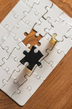 Beyaz arkaplan üzerinde beyaz ve siyah yapboz parçaları kullanarak karşıt gün kavramı Yüksek kaliteli fotoğraf.