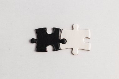 Yapboz parçası ve siyah, eksiklik hissi ve gizem yüksek kaliteli fotoğraf.