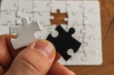 Siyah beyaz yapboz tutan eller, zor seçenek seçimi konsepti yüksek kaliteli fotoğraf.