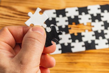 Doğru seçeneği seçiyorum. Siyah beyaz yapboz kullanan kavramsal resim. Yüksek kaliteli fotoğraf..