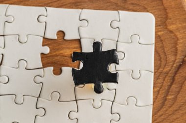 Beyaz arkaplan üzerinde beyaz ve siyah yapboz parçaları kullanarak karşıt gün kavramı Yüksek kaliteli fotoğraf.