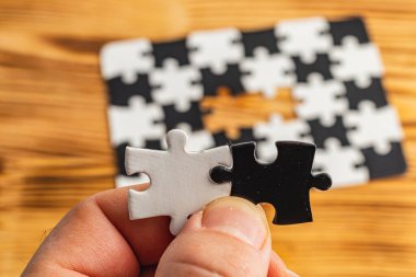 Siyah beyaz yapboz tutan eller, zor seçenek seçimi konsepti yüksek kaliteli fotoğraf.