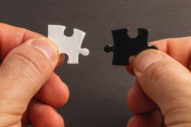 Siyah beyaz yapboz tutan eller, zor seçenek seçimi konsepti yüksek kaliteli fotoğraf.