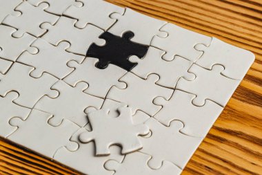 Siyah-beyaz yapboz arkaplanına karşı doğru seçenek seçiliyor Yüksek kaliteli fotoğraf.