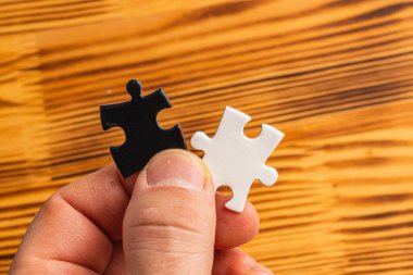 Siyah beyaz yapboz tutan eller, zor seçenek seçimi konsepti yüksek kaliteli fotoğraf.