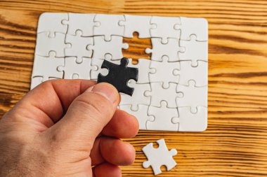 Siyah beyaz yapboz tutan eller, zor seçenek seçimi konsepti yüksek kaliteli fotoğraf.