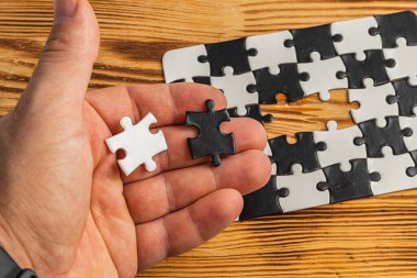 Siyah beyaz yapboz tutan eller, zor seçenek seçimi konsepti yüksek kaliteli fotoğraf.