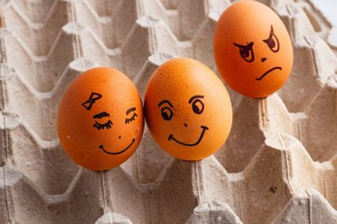 Kıskanç yabancı bir yumurta mutlu yumurta çifti yüksek kaliteli fotoğrafa bakıyor..