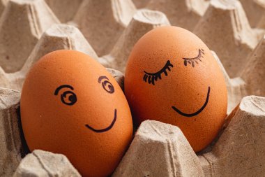 Tepside boyalı yumurtalar, birbirine aşık çiftler..