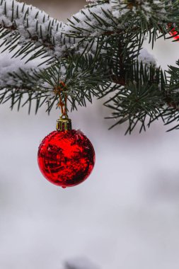 Noel ağacı süsleri ve yumuşak karla süslenmiş, yeni yıl ve Noel konsepti yüksek kaliteli fotoğraf..