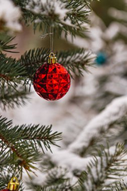 Noel ağacı süsleri ve yumuşak karla süslenmiş, yeni yıl ve Noel konsepti yüksek kaliteli fotoğraf..