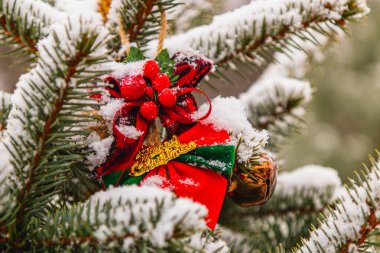Noel ağacı süslemelerle süslenmiş Yay üzerine Mutlu Noeller Yüksek kalite fotoğraf.