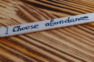 Bolluğu seç, kendin ol, olumlu düşünceler özsaygıyı arttırır yüksek kaliteli fotoğraf.