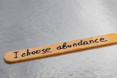 Bolluğu seç, kendin ol, olumlu düşünceler özsaygıyı arttırır yüksek kaliteli fotoğraf.