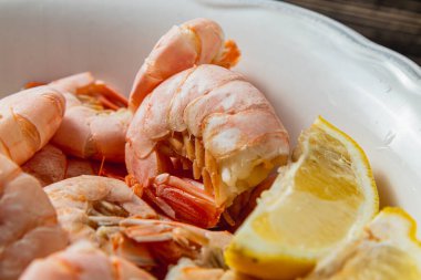 Kaynamış kral karidesleri ve limonlu kaliteli bir fotoğraf.