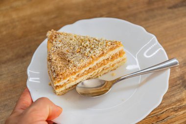 Taze ev yapımı elmalı pasta. Elinde yoğun süt tabağında. Yüksek kaliteli fotoğraf.