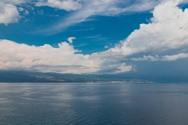 Krk Adası, Primorsko-Goranska Zupanija, Hırvatistan, Avrupa. Popüler Avrupa seyahatlerinin manzaralı görüntüsü. Toprağın güzelliğini keşfedin.