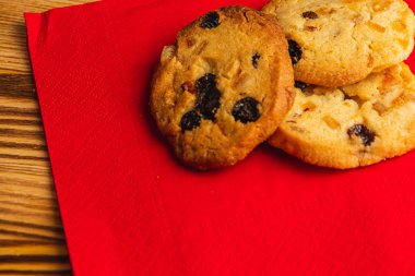 Kırmızı peçeteli kuru üzümlü lezzetli kurabiyeler, Noel konsepti Yüksek kaliteli fotoğraf.