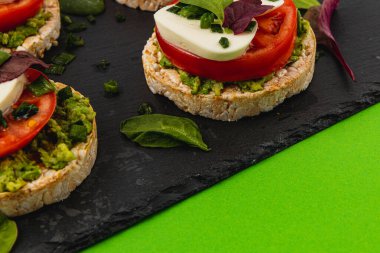 Mozarella soslu pirinç kekleri siyah ve yeşil arka planda ıspanak soğanı yüksek kaliteli fotoğraf..