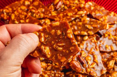 Erkeklerin elinde fındıklı ev yapımı şekerli kurabiyeler. Arka planı bulanık. Yüksek kaliteli fotoğraf..