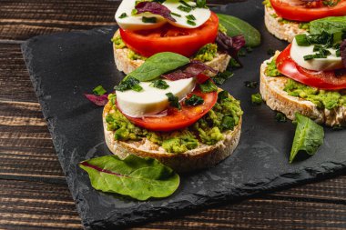 Mozarella, avokado, ıspanak ve soğanlı pirinç kekleri ahşap bir masada yüksek kaliteli fotoğraf..