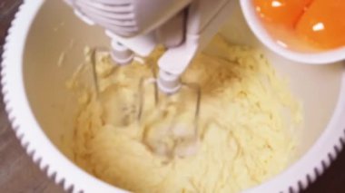 Kremalı tereyağı ve şekerin uyumlu bir şekilde harmanlanışını seyrederken yumurta sarıları büyüleyici bir yavaş çekim gösterisiyle karışıma katılıyor. Mutfakta pişirme sanatını tecrübe edin..