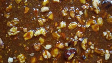 Ev yapımı ızgaranın zengin dokusunu çeşitli fındıklardan yapılan gozinaklarla birleştirin. Bu enfes yaratılış geleneksel tarifleri sergiliyor..