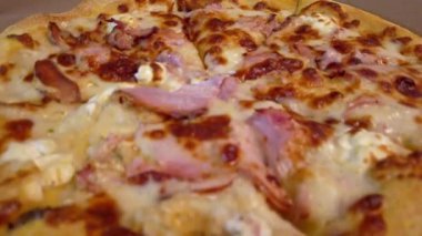 Lezzetli jambon, mozzarella ve leziz soğan içeren ağız sulandıran pizzanın tadını çıkarın. Aşçılık deneyimini tatmak için mükemmel pişirilmiş..