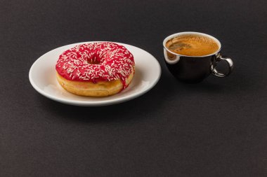 Harika kokulu espresso ve kırmızı jöleli taze çörek..