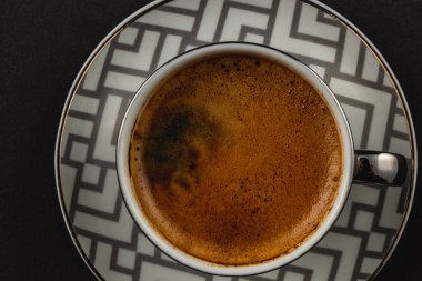 Üzerinde kokulu siyah Türk kahvesi olan gümüş bardak. Yüksek kaliteli fotoğraf..