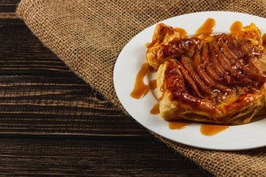 Lviv, Ukrayna 'da bulutların arasından süzülen yumuşak ay ışığı sakin bir gece atmosferi yaratıyor. Tamamlanmamış ay, tarihi şehrin üstündeki gökyüzüne gizem katıyor..