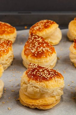 Renkli bir salatada taze marul, konserve ton balığı, dilimlenmiş domates, doğranmış soğan ve açık havada serpiştirilmiş balzamik ve zeytinyağı serpiştirilmiş mükemmel pişirilmiş tavuk yumurtası yer alıyor..