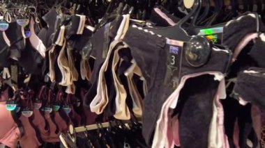 Perakende mağazasında sallanan renkli kadın külotu ve sutyenlerini keşfedin..