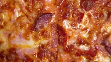 Lezzetli salam ve erimiş mozzarella içeren ağız sulandıran pizzanın zengin lezzetlerine kapıl. Lezzetli bir ziyafet arayan her yemek aşığı için mükemmel..