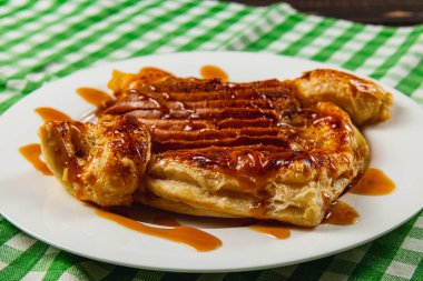 Karamelli elmalı puf böreğinin tadını çıkarın, çok güzel pişirilmiş altın kahverengiye kadar. Bu lezzetli tatlı, her duruma uygun tatlı ve tatsız bir deneyim sunar..