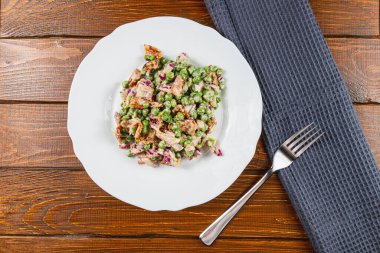 Taze yeşil bezelyeler, soğanlar ve mor soğanlar güzel bir tabakta birleşirler. Tam tahıllı ekmek lezzetli bir çıtır çıtır ekler. Besleyici bir öğle ya da akşam yemeği için mükemmel..