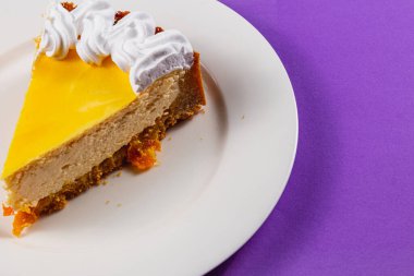 Krem şantili kremalı bir dilim portakallı cheesecake 'in içindeki lezzet, bir fincan aromatik espresso kahveyle mükemmel bir şekilde tamamlanmış. Her zaman için mükemmel bir ziyafet.