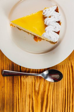 Taze ev yapımı portakallı peynirli pastanın tadını çıkar. Üstüne krema sür. Bir fincan aromatik espresso ile mükemmel bir şekilde tamamlanmış..