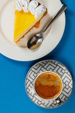 Krem şantili ev yapımı portakallı kekin tadını çıkarıyorum. Yanında da bir fincan aromalı espresso. Öğleden sonra ikramı için mükemmel..