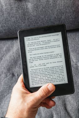 Güzel bir okuma haftası boyunca rahatça oturup büyüleyici bir hikayeye dalmışken bir e-kitabı elinde tutmak. Sıcak ortam okuma deneyimini geliştirir..