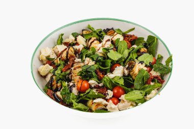 Renkli salata, yapraklı yeşillikler, ızgara sebzeler, kiraz domatesleri ve peynir karışımı. Güneşli bir öğleden sonra toplantısında sağlıklı bir yemek için mükemmel..