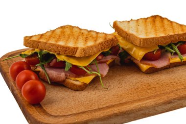 Bu ağız sulandıran ızgara sandviçte, jambon, eritilmiş peynir, ıspanak, roka ve taze domates katmanları altın ekmeğin üzerinde mükemmel bir şekilde kızartılmış, kahvaltı veya öğle yemeği için ideal..