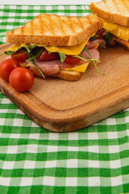 Taze hazırlanmış ızgara peynirli sandviçte kızarmış ekmeğin üzerinde jambon, ıspanak, roka ve domates katmanları servis edilir. Öğle yemeği ya da piknik masasında kahvaltı için ideal..