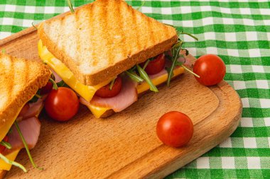 Bu ağız sulandıran ızgara sandviçin içinde yapışkan peynir, jambon, taze ıspanak ve olgun domates katmanları var. Hızlı bir öğle yemeği ya da brunch için mükemmel, ev yapımı lezzetli bir dokunuş sunar..