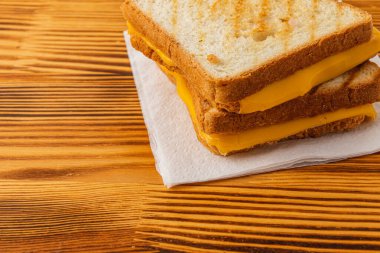 İki dilim kızarmış ekmeğin arasına erimiş peynir sızar, rahatlatıcı bir ızgara peynirli sandviç yaratır. Kahvaltı, brunch ya da günün her saatinde lezzetli bir aperatif için mükemmel..