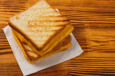 Sıcak bir ızgara peynirli sandviç altın, kızarmış ekmek ve erimiş peynir içerir, her yemek ve atıştırmalık için mükemmeldir. Kahvaltıda, kahvaltıda ya da öğle yemeğinde bu lezzetli yemeğin tadını çıkarın..