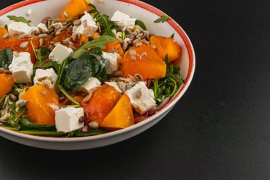 Canlı bir salatada hurma, peynir, ıspanak ve roka bulunur. Ay çekirdeği ve mor soğan doku ekler, bu yemeği hem taze hem de doyurucu yapar, öğle yemeği için mükemmel..