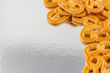 Altın krakerler parlak bir yüzeye dağılmış, çıtır çıtır dokularını ve davetkar görünüşlerini vurguluyorlar. Bu kurulum eşsiz şekillerini ve cazibelerini gözler önüne seriyor..