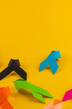 Değişik renkli kurdeleler, çeşitli sağlık kampanyalarına destek veren canlı sarı bir yüzey üzerine kurulmuştu. Her kurdele, belirli hastalıklara karşı farkındalığı ve korunmanın önemini simgeler..