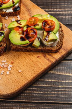 Taze avokado, vişneli domates ve balzamik jöleli tuzlu ekmek dilimleri. Günün her saatinde hafif bir yemek ya da atıştırmalık için mükemmel..